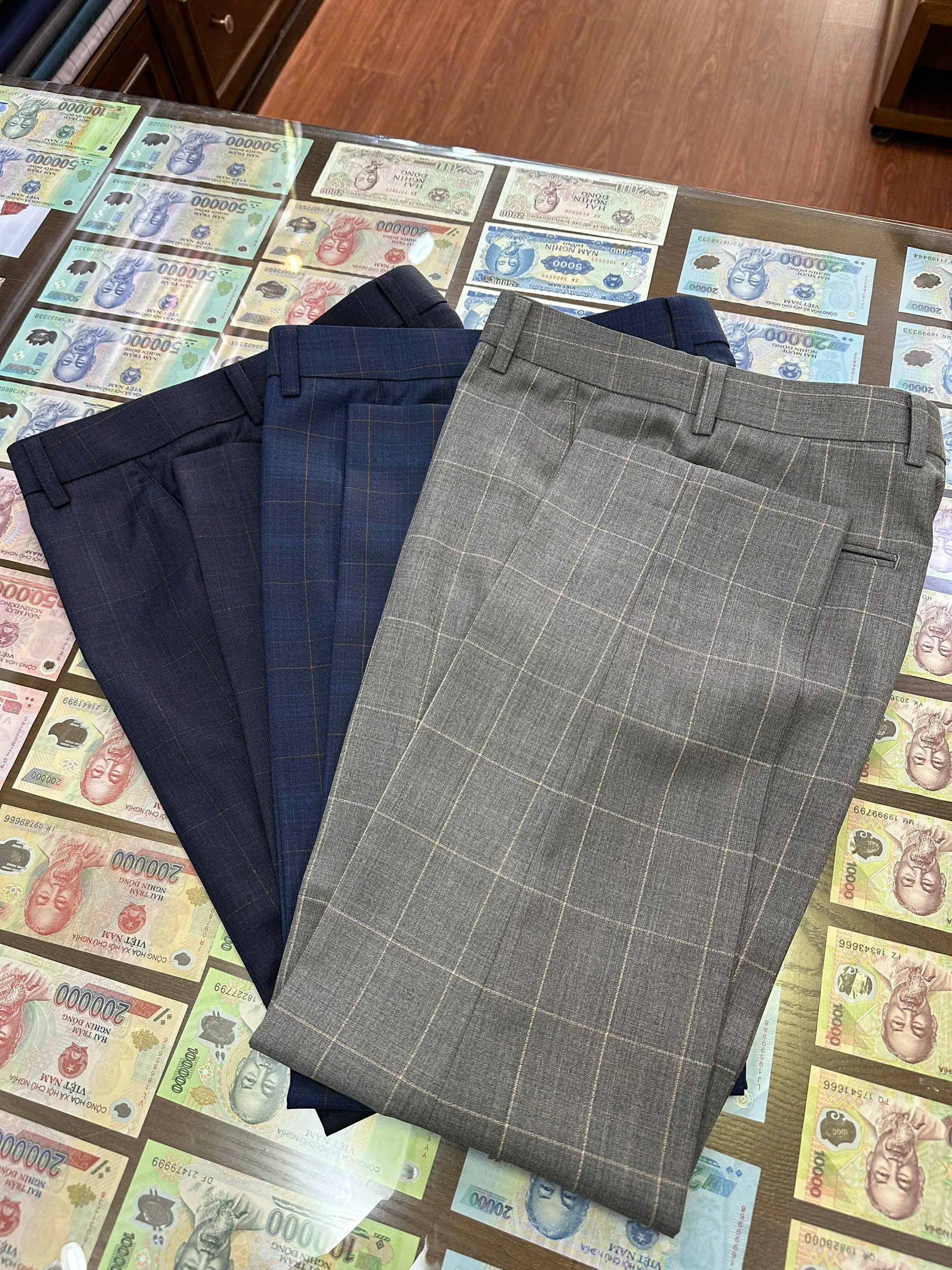 Quần  kẻ ô- vải D&T