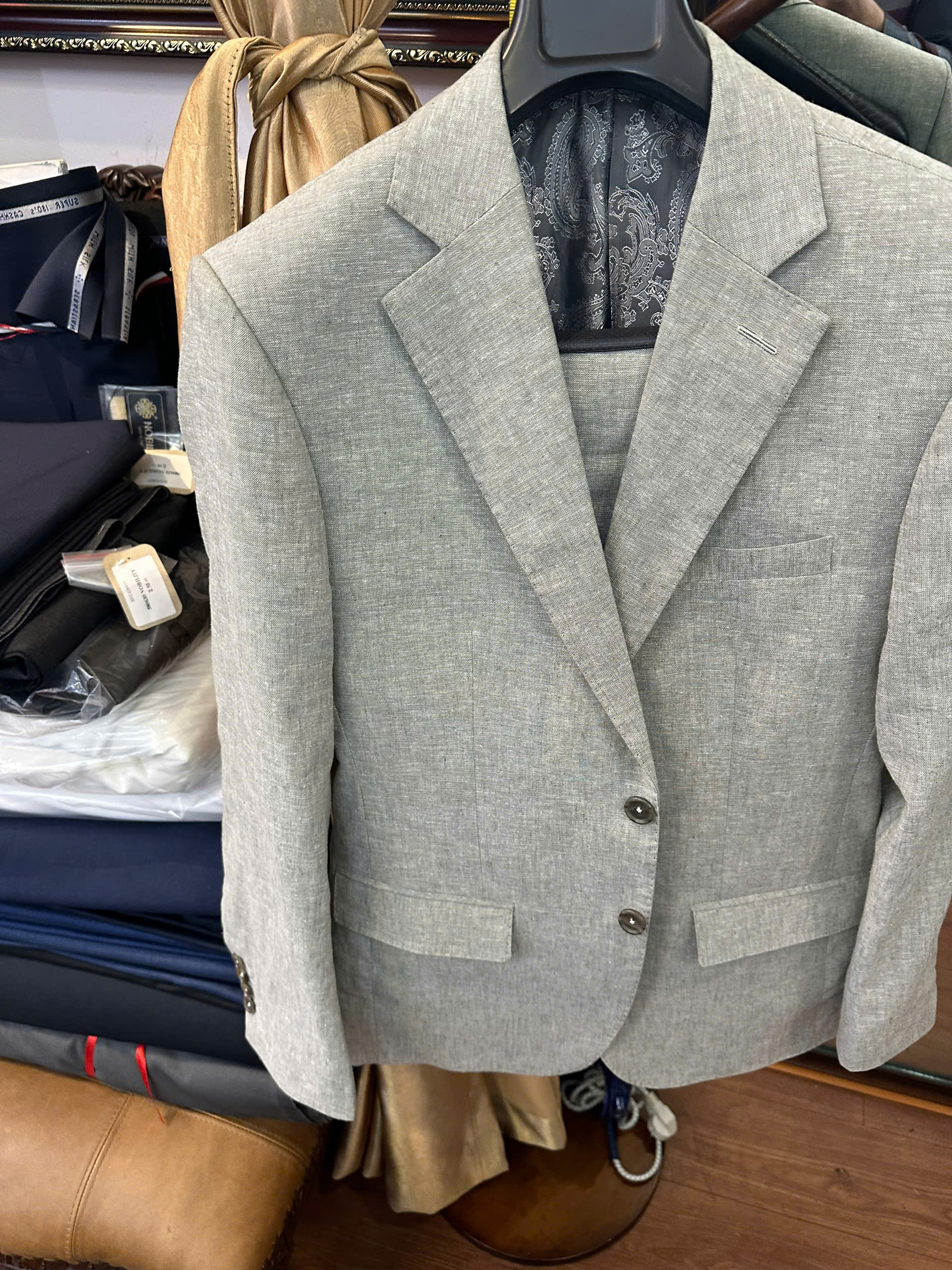 bộ suit ghi sáng- vải linen- giá 6.000.000